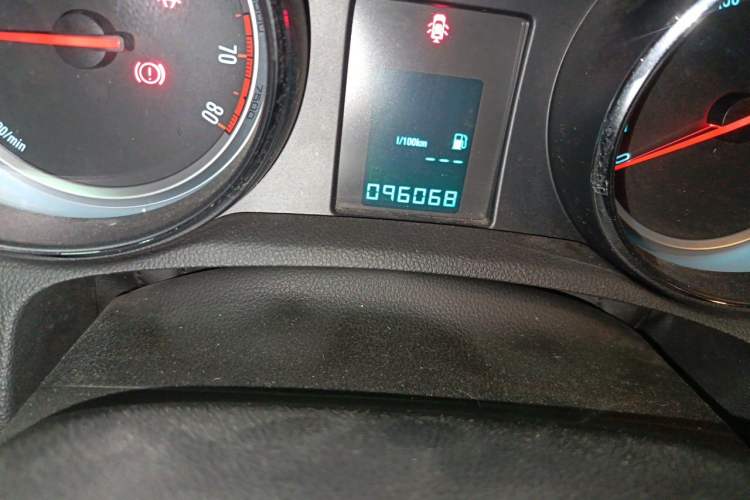 Used Buick Encore 2014 1.4T Manual Two-Wheel Drive Urban Advanced Model Odometer Close Up