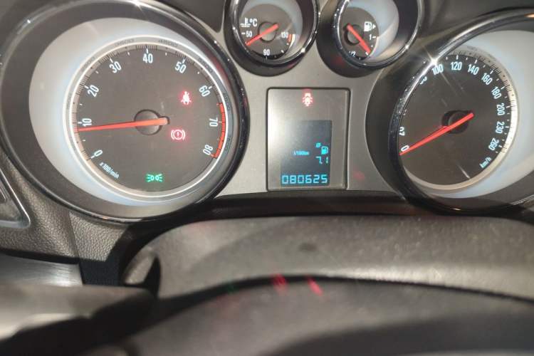 Used Buick Encore 2014 1.4T Manual Two-Wheel Drive Urban Sport Model Odometer Close Up