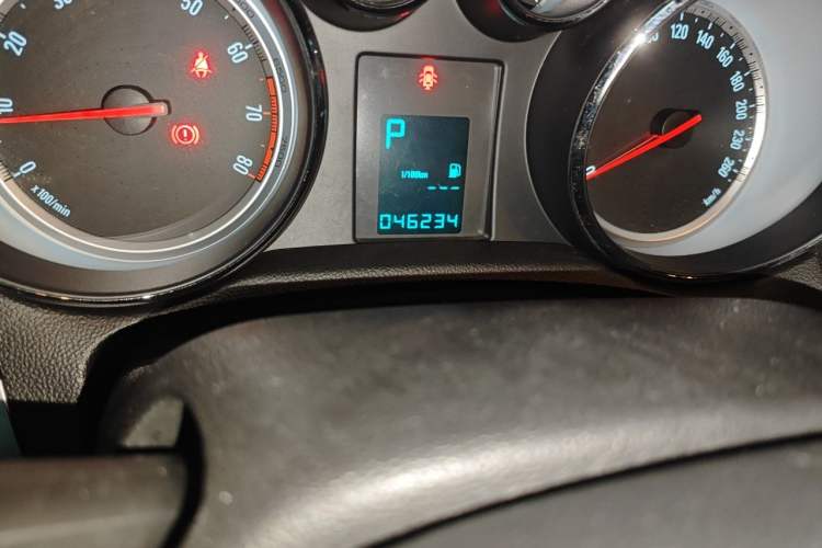 Used Buick Encore 2014 1.4T Automatic Two-Wheel Drive Urban Elite Model Odometer Close Up