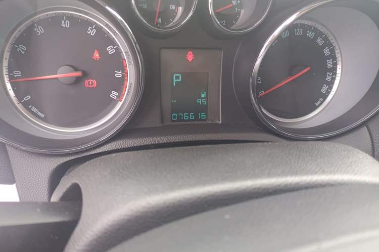 Used Buick Encore 2014 1.4T Automatic Two-Wheel Drive Urban Elite Model Odometer Close Up