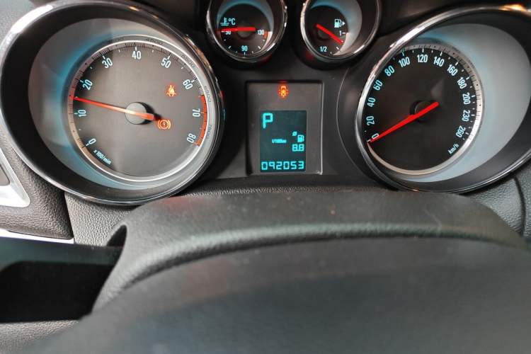 Used Buick Encore 2014 1.4T Automatic Two-Wheel Drive Urban Elite Model Odometer Close Up