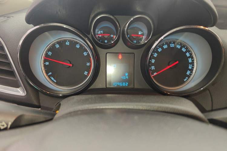 Used Buick Encore 2014 1.4T Automatic Two-Wheel Drive Urban Elite Model Odometer Close Up