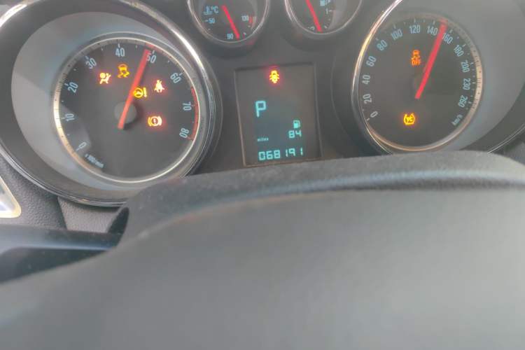 Used Buick Encore 2014 1.4T Automatic Two-Wheel Drive Urban Elite Model Odometer Close Up