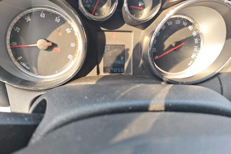 Used Buick Encore 2014 1.4T Automatic Two-Wheel Drive Urban Elite Model Odometer Close Up