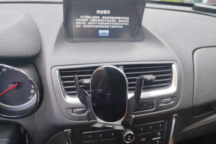 Used Buick Encore 2014 1.4T Automatic Two-Wheel Drive Urban Elite Model Audio And AC Panel