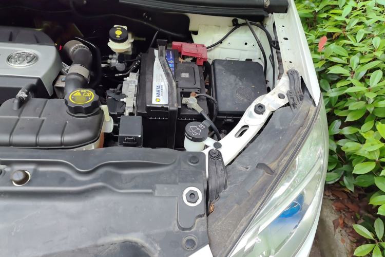 Used Buick Encore 2014 1.4T Automatic Two-Wheel Drive Urban Elite Model Engine Bay Left