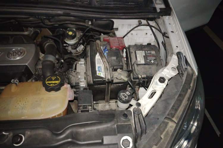 Used Buick Encore 2014 1.4T Manual Two-Wheel Drive Urban Sport Model Engine Bay Left