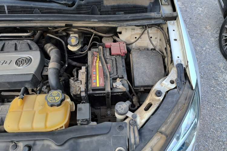 Used Buick Encore 2014 1.4T Automatic All-Wheel-Drive Flagship Edition Engine Bay Left