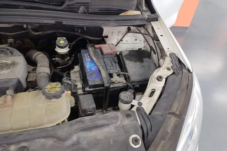 Used Buick Encore 2014 1.4T Automatic Two-Wheel Drive Urban Elite Model Engine Bay Left