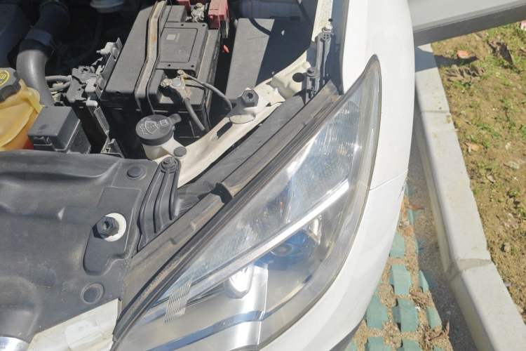 Used Buick Encore 2014 1.4T Automatic Two-Wheel Drive Urban Elite Model Engine Bay Left