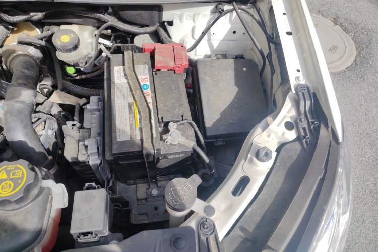 Used Buick Encore 2014 1.4T Automatic All-Wheel-Drive Flagship Edition Engine Bay Left