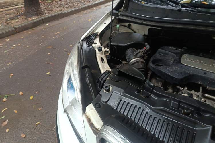 Used Buick Encore 2014 1.4T Manual Two-Wheel Drive Urban Sport Model Engine Bay Right