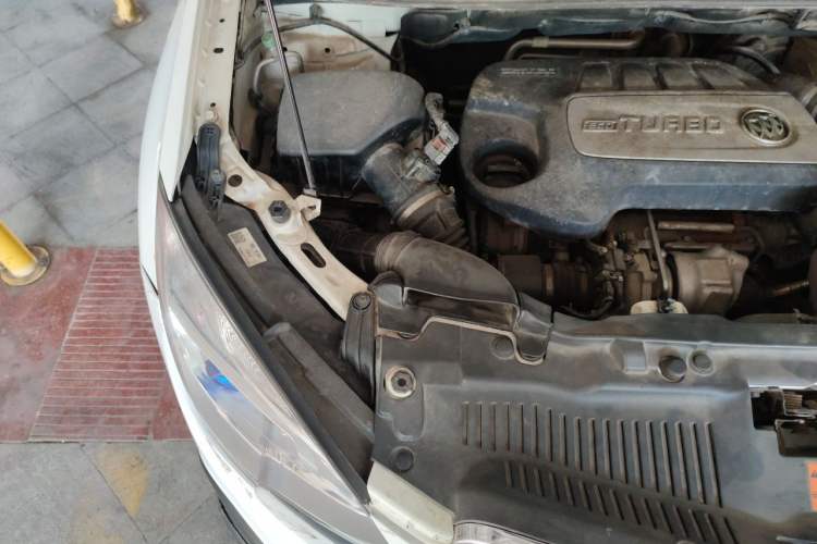 Used Buick Encore 2014 1.4T Automatic All-Wheel-Drive Flagship Edition Engine Bay Right