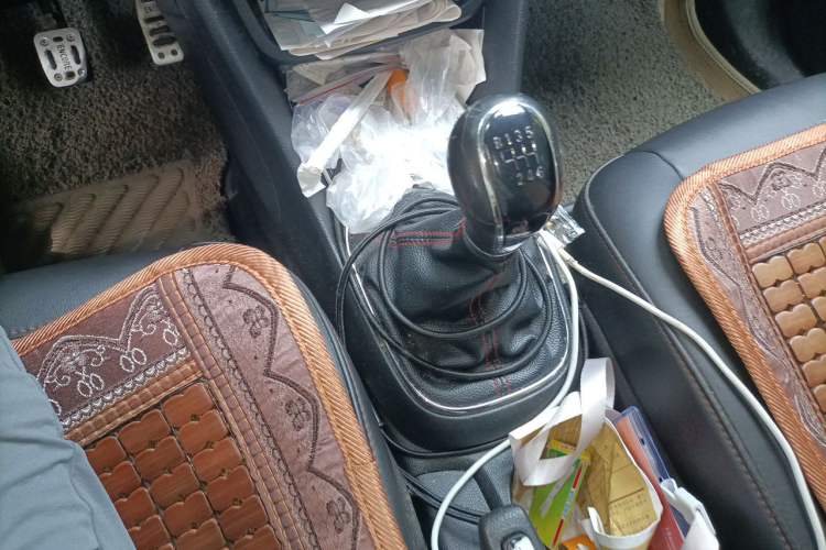 Used Buick Encore 2014 1.4T Manual Two-Wheel Drive Urban Sport Model Gear Lever