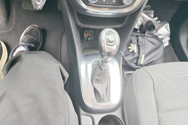 Used Buick Encore 2014 1.4T Automatic Two-Wheel Drive Urban Elite Model Gear Lever
