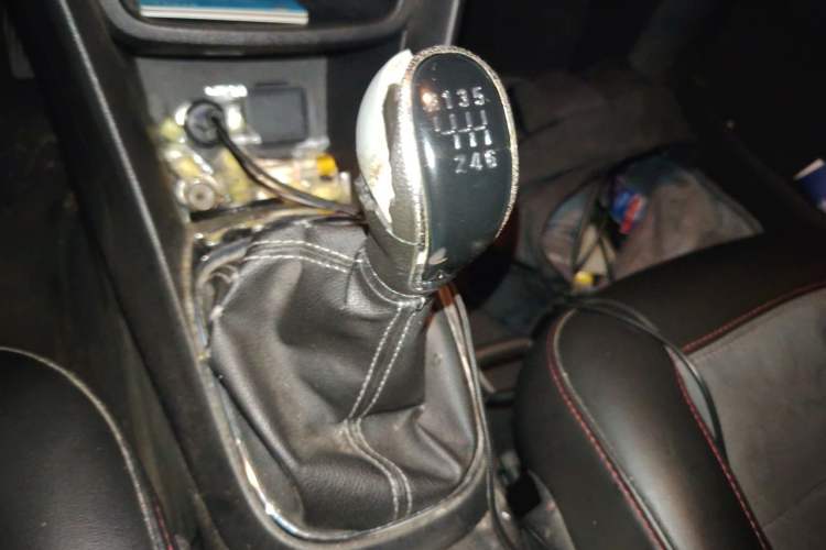 Used Buick Encore 2014 1.4T Manual Two-Wheel Drive Urban Sport Model Gear Lever