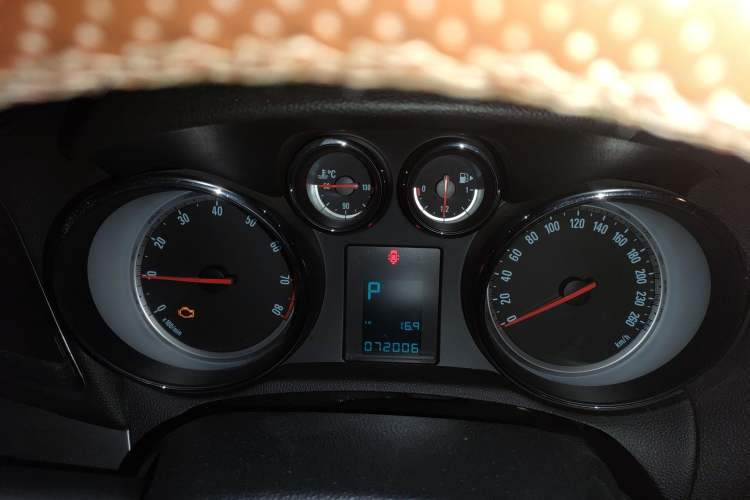 Used Buick Encore 2014 1.4T Automatic Two-Wheel Drive Urban Elite Model Instrument Cluster