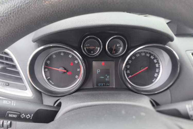 Used Buick Encore 2014 1.4T Automatic Two-Wheel Drive Urban Elite Model Instrument Cluster