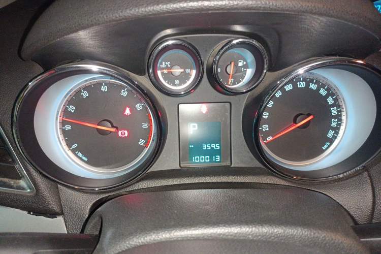 Used Buick Encore 2014 1.4T Automatic Two-Wheel Drive Urban Elite Model Instrument Cluster