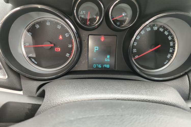 Used Buick Encore 2014 1.4T Automatic Two-Wheel Drive Urban Elite Model Instrument Cluster