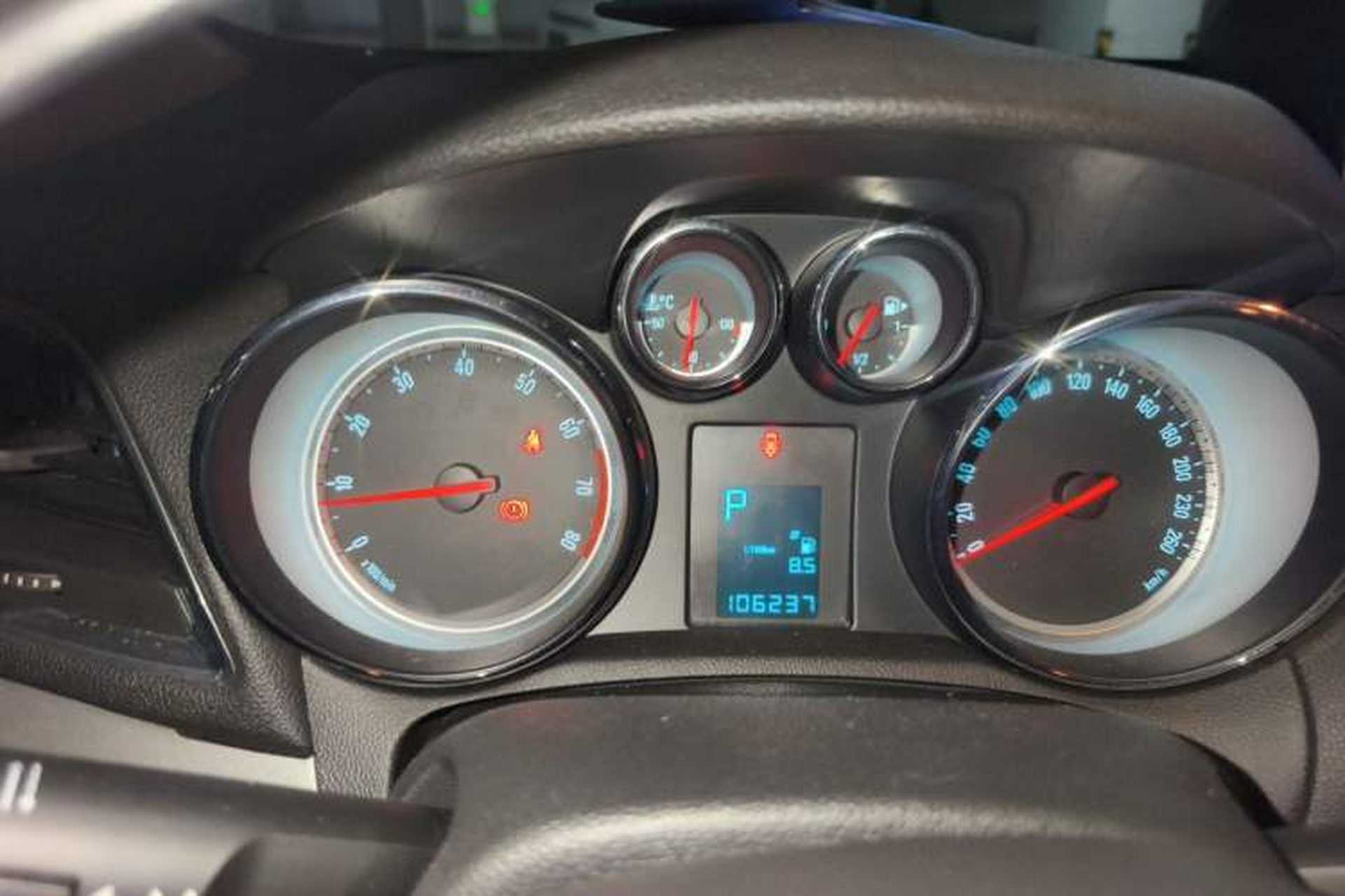 Used Buick Encore 2014 1.4T Automatic Two-Wheel Drive Urban Elite Model Instrument Cluster
