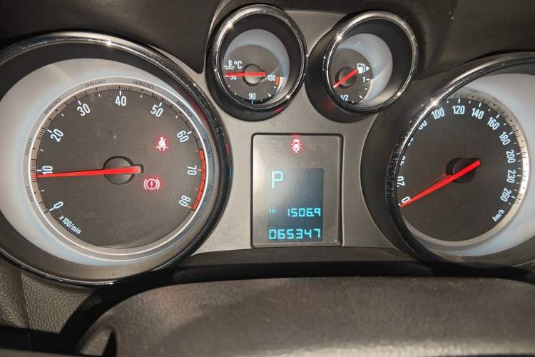 Used Buick Encore 2014 1.4T Automatic Two-Wheel Drive Urban Elite Model Instrument Cluster