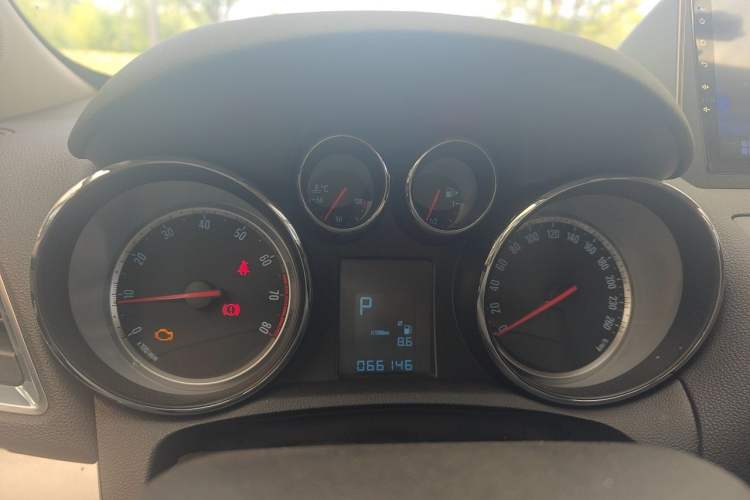 Used Buick Encore 2014 1.4T Automatic Two-Wheel Drive Urban Elite Model Instrument Cluster