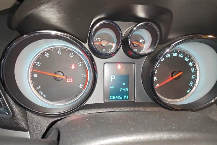 Used Buick Encore 2014 1.4T Automatic Two-Wheel Drive Urban Elite Model Instrument Cluster