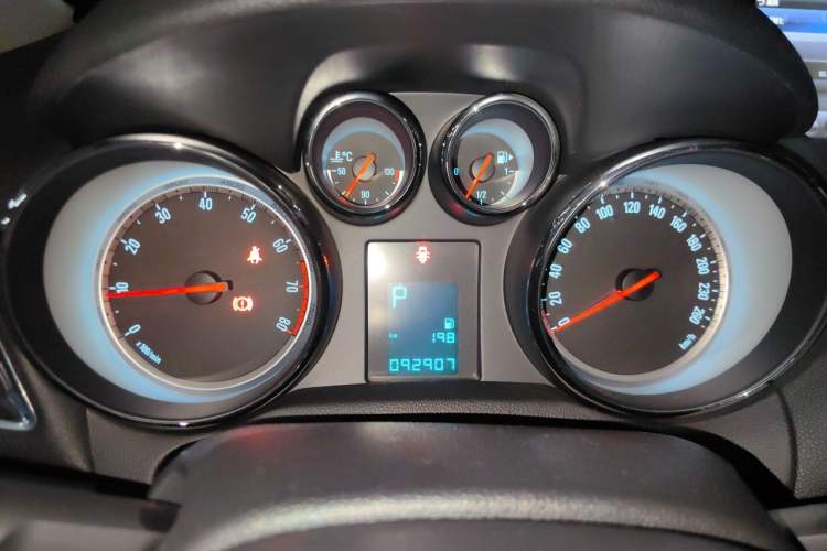 Used Buick Encore 2014 1.4T Automatic Two-Wheel Drive Urban Elite Model Instrument Cluster