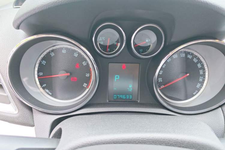 Used Buick Encore 2014 1.4T Automatic Two-Wheel Drive Urban Elite Model Instrument Cluster