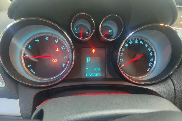 Used Buick Encore 2014 1.4T Automatic Two-Wheel Drive Urban Elite Model Instrument Cluster