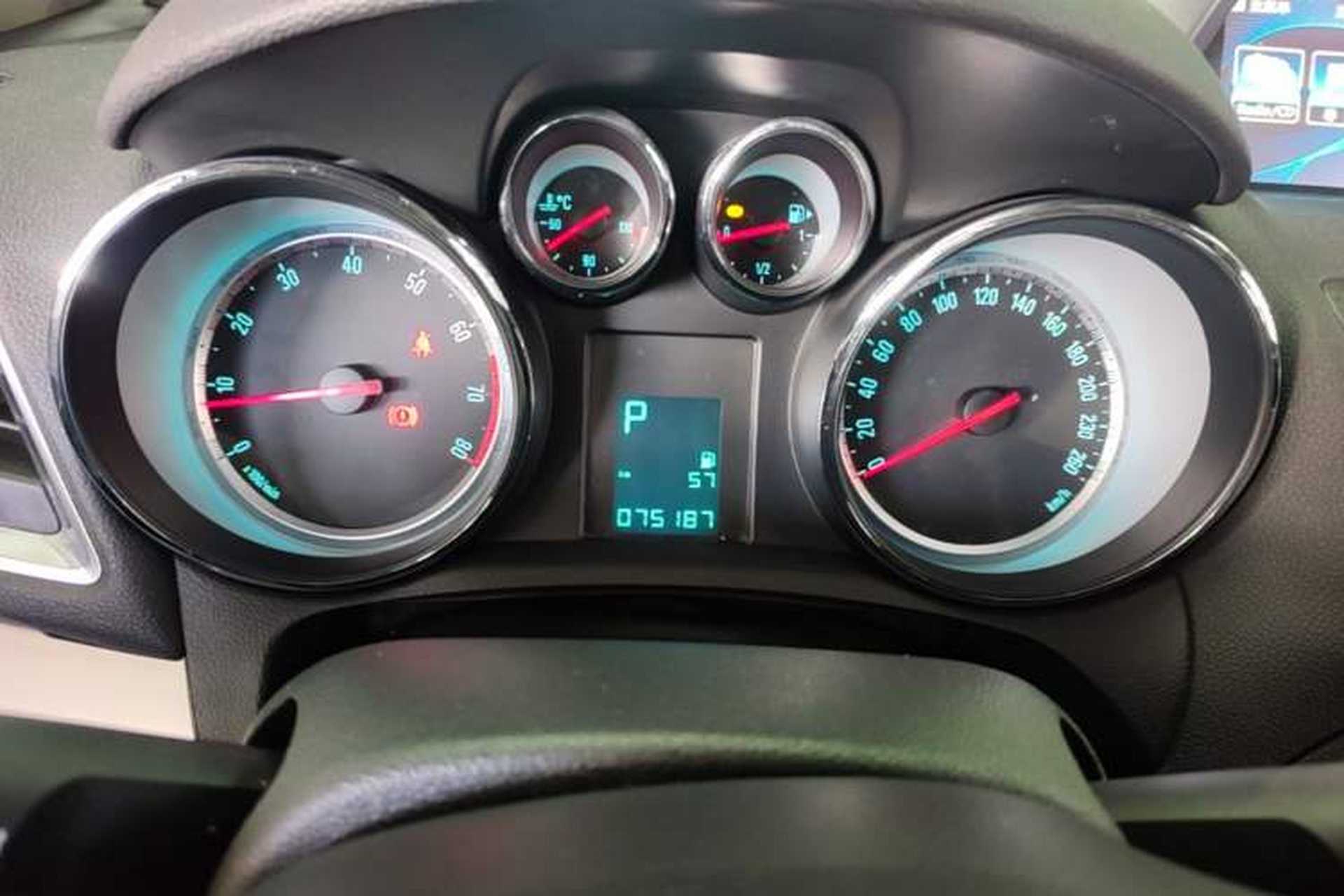 Used Buick Encore 2014 1.4T Automatic Two-Wheel Drive Urban Elite Model Instrument Cluster