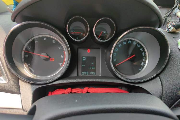 Used Buick Encore 2014 1.4T Automatic Two-Wheel Drive Urban Elite Model Instrument Cluster