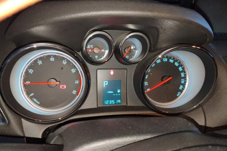 Used Buick Encore 2014 1.4T Automatic Two-Wheel Drive Urban Elite Model Instrument Cluster