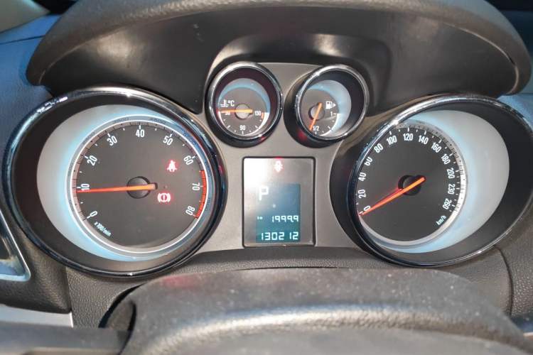 Used Buick Encore 2014 1.4T Automatic Two-Wheel Drive Urban Elite Model Instrument Cluster