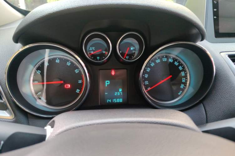 Used Buick Encore 2014 1.4T Automatic Two-Wheel Drive Urban Elite Model Instrument Cluster