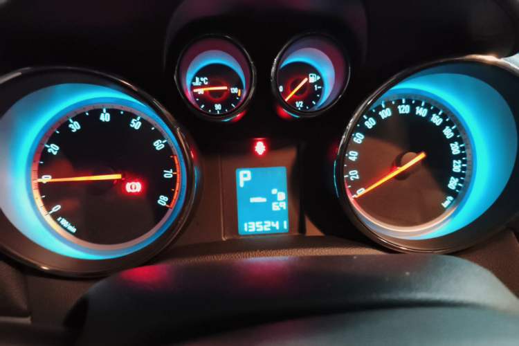 Used Buick Encore 2014 1.4T Automatic Two-Wheel Drive Urban Leading Model Instrument Cluster