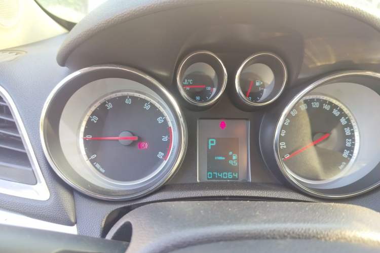 Used Buick Encore 2014 1.4T Automatic Two-Wheel Drive Urban Elite Model Instrument Cluster