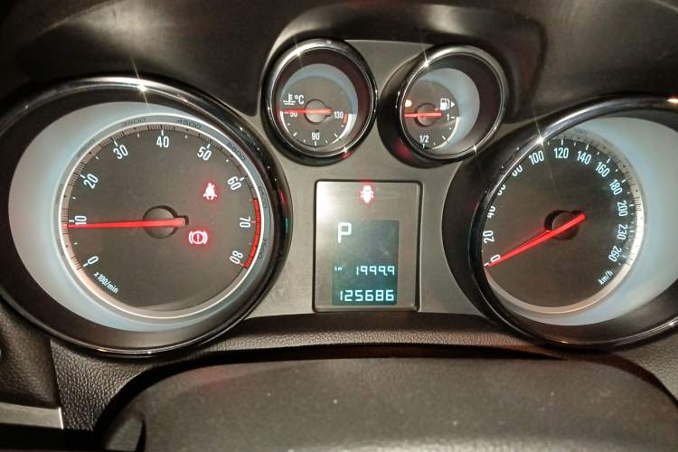 Used Buick Encore 2014 1.4T Automatic Two-Wheel Drive Urban Elite Model Instrument Cluster