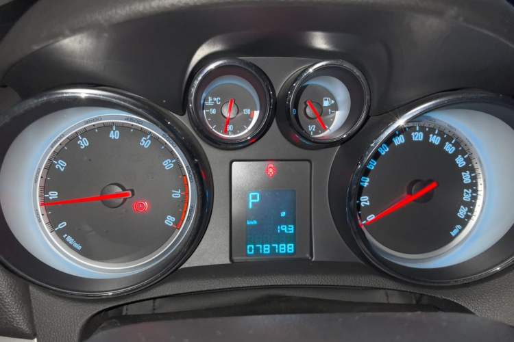 Used Buick Encore 2014 1.4T Automatic Two-Wheel Drive Urban Elite Model Instrument Cluster