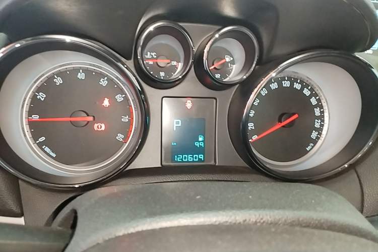 Used Buick Encore 2014 1.4T Automatic Two-Wheel Drive Urban Elite Model Instrument Cluster