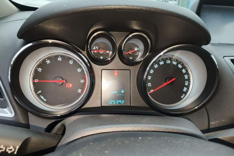 Used Buick Encore 2014 1.4T Automatic Two-Wheel Drive Urban Elite Model Instrument Cluster