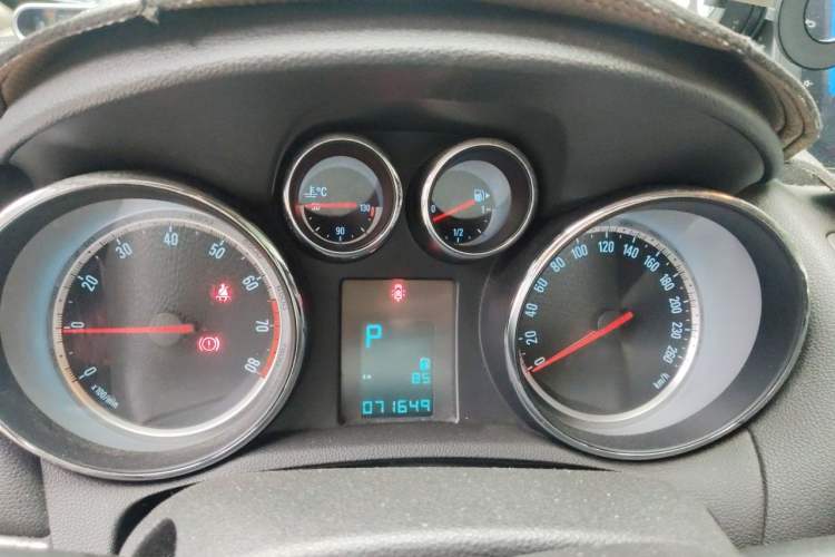 Used Buick Encore 2014 1.4T Automatic Two-Wheel Drive Urban Elite Model Instrument Cluster
