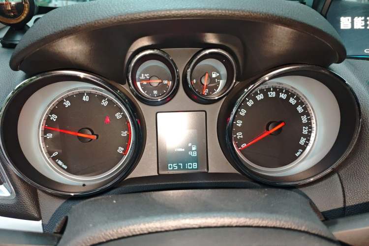 Used Buick Encore 2014 1.4T Automatic Two-Wheel Drive Urban Elite Model Instrument Cluster