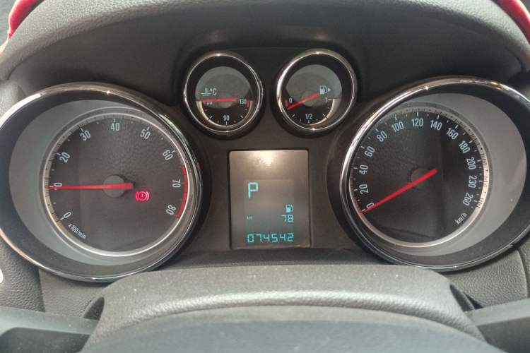 Used Buick Encore 2014 1.4T Automatic Two-Wheel Drive Urban Elite Model Instrument Cluster