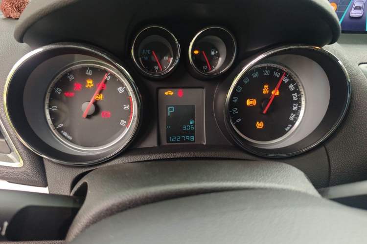 Used Buick Encore 2014 1.4T Automatic Two-Wheel Drive Urban Elite Model Instrument Cluster