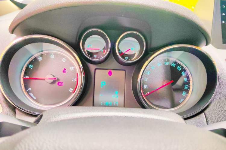 Used Buick Encore 2014 1.4T Automatic Two-Wheel Drive Urban Elite Model Instrument Cluster