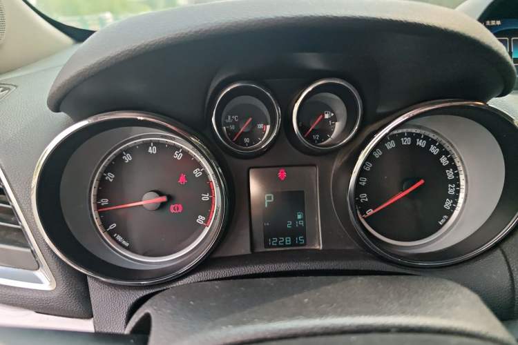 Used Buick Encore 2014 1.4T Automatic Two-Wheel Drive Urban Elite Model Instrument Cluster