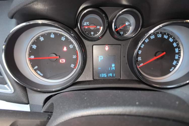 Used Buick Encore 2014 1.4T Automatic Two-Wheel Drive Urban Elite Model Instrument Cluster