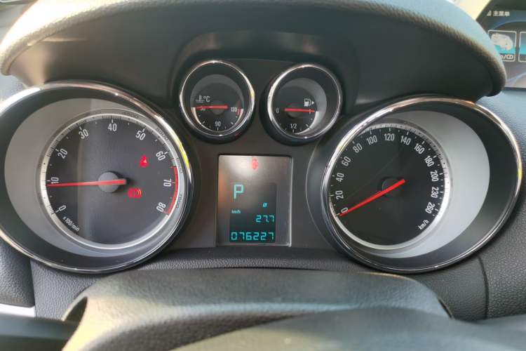 Used Buick Encore 2014 1.4T Automatic Two-Wheel Drive Urban Elite Model Instrument Cluster